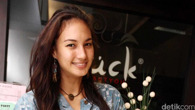 Keluarga besar Chandrawinata merayakan Natal dengan berkumpul bersama. Hal itu bisa terlihat dari foto yang diunggah Nadine dan Mischa ke akun Instagram-nya.