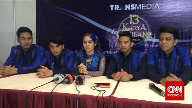 Geisha harus siap kehilangan vokalis menjelang Natal tiba. Sebab, Narova Morina Sinaga alias Momo berencana merayakan Natal di New York, Amerika Serikat.