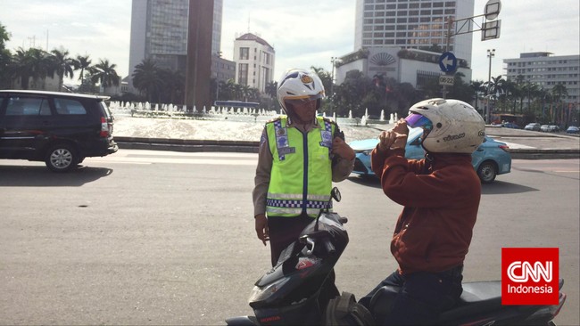 Menurut FPI, pengguna sepeda motor juga membayar pajak. Uang mereka ikut dipakai untuk membangun dan memperbaiki jalan-jalan di Jakarta.