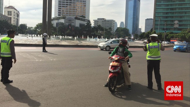 Polisi belum menilang pemotor yang nekat melintasi Jalan Thamrin sampai Medan Merdeka Barat selama masa uji coba. Polisi hanya mengingatkan dan mengarahkan.