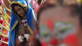 Ratusan Badut Warna-warni Peringati Hari Perawan Guadalupe