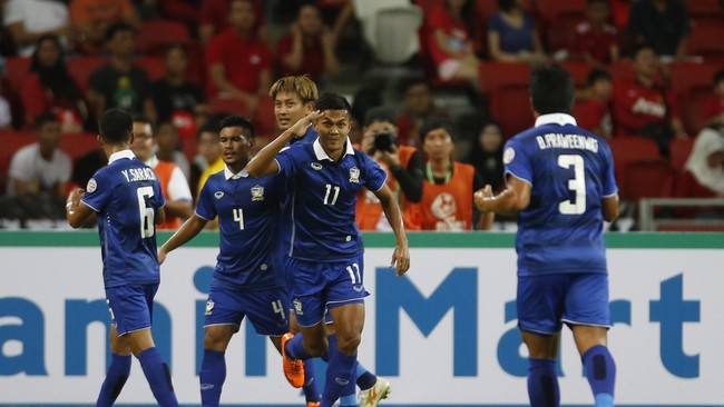 Timnas Thailand sempat sangat kesulitan menembus lini pertahanan Singapura. Namun, satu umpan silang Theerathon Bunmathan mengubah semuanya.