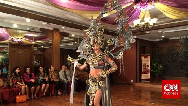 Keindahan dan kemegahan candi Budha terbesar di dunia, Borobudur, menjadi andalan kostum Puteri Indonesia di ajang Miss Universe 2014.