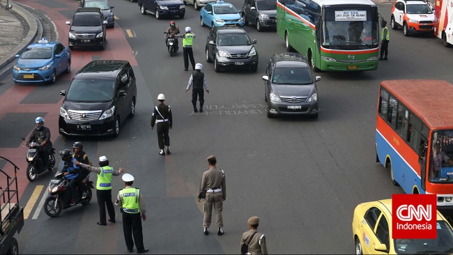 Kadishub DKI Jakarta membantah bakal menetapkan larangan sepeda motor di kawasan Rasuna Said, Kuningan. Hanya penetapan mobil berplat nomor ganjil-genap.