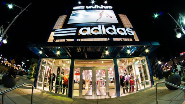 Jenama Adidas dilaporkan merugi pada kuartal pertama tahun 2023. Kerugian ditengarai terjadi akibat pemutusan kerja samanya dengan Kanye West dan Yeezy.