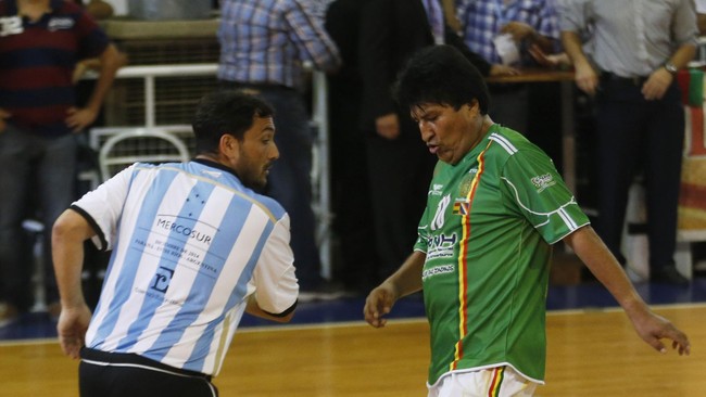 Presiden Bolivia Evo Morales menyempatkan diri bermain futsal di sela pertemuan tingkat tinggi blok ekonomi Amerika Latin, MERCOSUR, di Argentina.