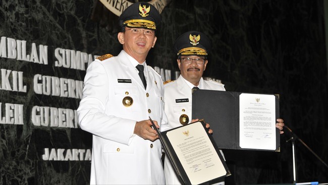 Djarot terhitung rajin blusukan meski belum sampai sepekan dilantik menjadi Wakil Gubernur Jakarta. Akhir pekan lalu saja ia menyambangi bantaran Kali Ciliwung.
