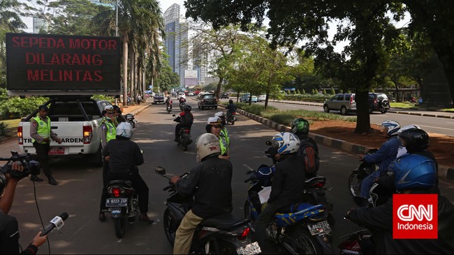 Menindaklanjuti keputusan Mahkamah Agung, Gubernur DKI Jakarta Anies Baswedan berharap pencabutan rambu larangan melintas motor dapat rampung dalam dua hari.