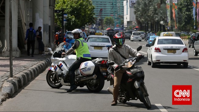 Dirlantas Polda Metro Jaya memeriksa polisi petugas pengawal alias patwal arogan di jalanan nan mendampingi mobil pejabat berpelat RI 36 pada Rabu (8/1).