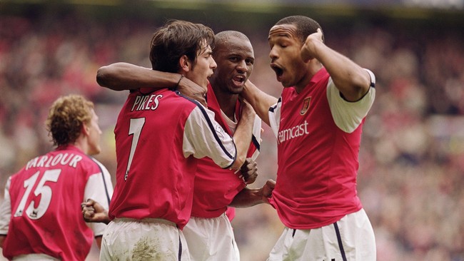 Dengan menggunakan media sosial Twitter, para pemain terbaik di dunia seperti Cesc Fabregas dan Theo Walcott memberikan pujian untuk Thierry Henry.