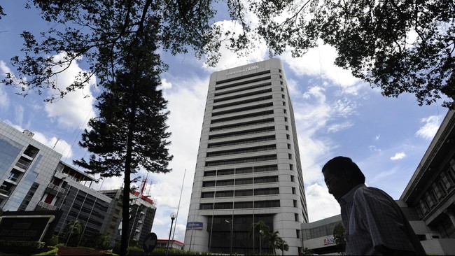 Seandainya benar Menteri Badan Usaha Milik Negara (BUMN) Rini M. Soemarno menjual gedung Kementerian BUMN, nilainya dihitung lebih dari Rp 100 miliar.