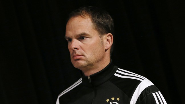 Ronald De Boer menyatakan saudara kembarnya, Frank De Boer, akan menjadi manajer yang tepat bagi Everton yang baru memecat Roberto Martinez.