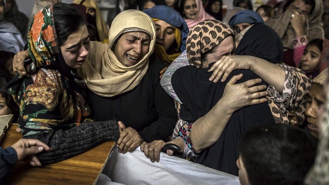 Pemerintah Pakistan memutuskan untuk melarang kelompok Haqqani yang terkait dengan Taliban sebagai upaya menunjukkan pada AS langkah serius atasi militansi.