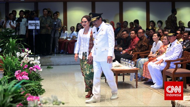Happy Farida tak pergi ke salon khusus tata rias.&nbsp;Ia hanya mengundang temannya ke rumah untuk membantunya berdandan.