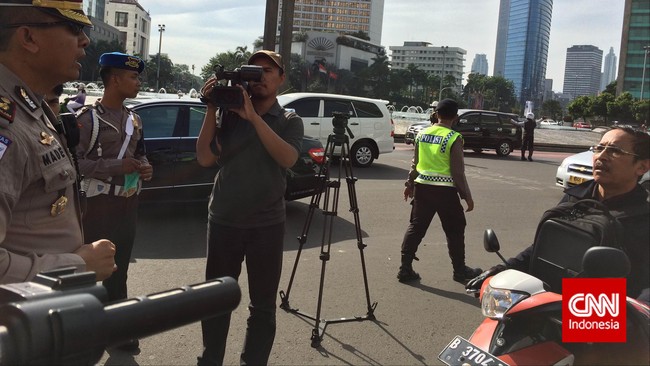 Keputusan Pemerintah Provinsi DKI Jakarta untuk melarang pengendara motor melintas di beberapa ruas jalan menuai banyak protes. Ahok tak ambil pusing.