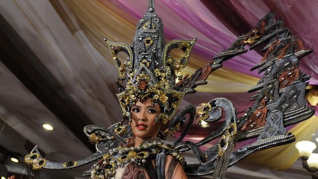 Setelah melewati prosesi panjang pemilihan ratu kecantikan sejagat, Miss Universe 2014, Elvira Devinamira akhirnya menginjakkan kakinya di Tanah Air.