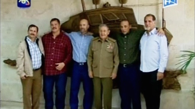 Presiden Kuba, Raul Castro menyambut tahanan Kuba yang dibebaskan AS sebagai bagian kesepakatan kedua negara untuk memulai kembali hubungan diplomatik.