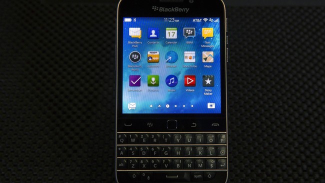 Penggemar BlackBerry yang menginginkan BlackBerry dengan trackpad kini sudah bisa memiliki BlackBerry Classic.