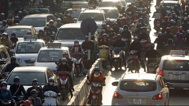 Pelarangan sepeda motor dilakukan untuk mengurangi kemacetan dan menyelamatkan lingkungan. Saat ini jumlah motor mencapai 5 juta unit di antara 5 juta penduduk.