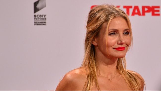 Aktris cantik Cameron Diaz secara resmi telah mengumumkan pertunangannya dengan anggota band Good Charlotte, Benji Madden.
