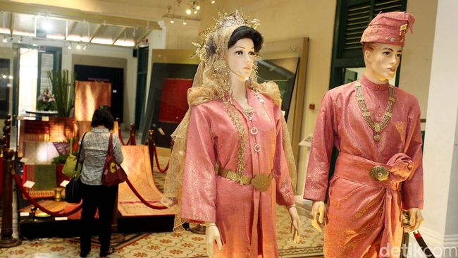 Kemasyhuran kain songket seringkali tidak sebanding dengan kemakmuran para pengrajinnya, yang kini mulai menghilang. 