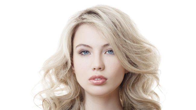 Jika tahun 2014 banyak didominasi dengan gaya rambut bob dan lurus, maka tren ini akan berubah. Di 2015, gaya rambut perempuan akan lebih bervolume.