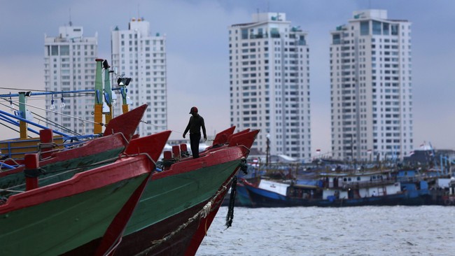 Banyak nelayan yang tidak memiliki kapal dan menggantungkan hidupnya dari kapal 30 GT milik pengusaha perkapalan.