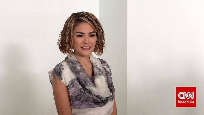 Nikita Mirzani bebas hari ini, Senin (30/3) dari Rutan Pondok Bambu. Ia langsung menyambangi makam Olga Syahputra di TPU Malaka, Pondok Kelapa.