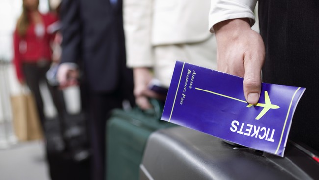 Karena tiket sudah dipesan namun hubungan sepasang kekasih kandas, sang pria mengajak seorang wanita asing untuk berkeliling dunia bersamanya.