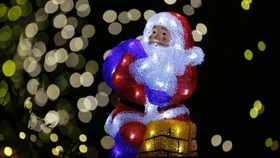 Gemerlap Warna-warni Lampu Natal Hiasi Jerman