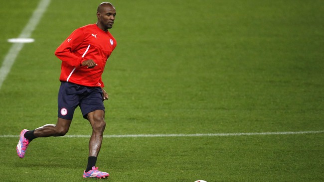 Mantan bek Barcelona yang membawa Perancis ke final Piala Dunia 2006 menggantung sepatu berselang dua hari setelah Thierry Henry melakukan hal yang sama.