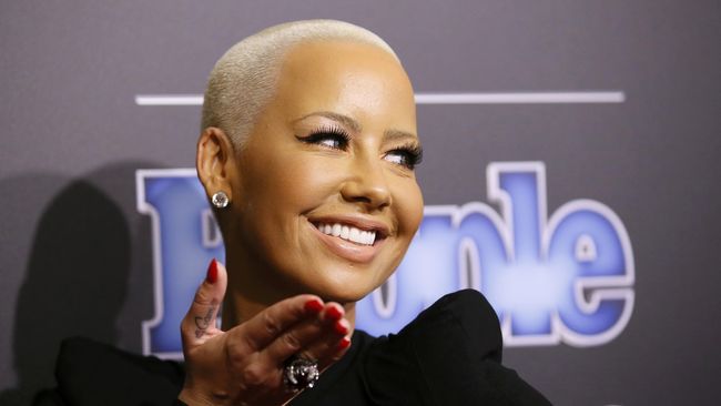 Amber Rose memamerkan sampul buku 'How to Be a Bad Bitch' yang rilis Oktober 2015. Di sampul itu, ia nyaris telanjang.