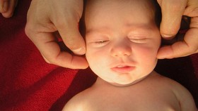 Perlukah Bayi Tidur Memakai Bantal?