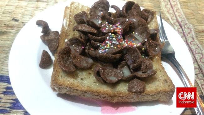 Roti bakar disajikan dengn es krim ditambah dengan toping sesuai pilihan pengunjung seperti marsmellow atau berbagai jenis sereal.