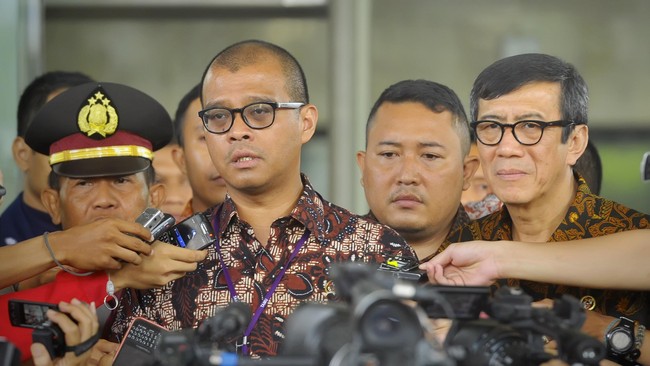 Andi Widjajanto mengatakan semakin lama Jokowi mengambil keputusan soal Kapolri berpotensi menurunkan kepercayaan masyarakat dan menganggu kinerja.