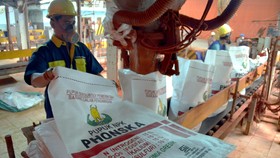 Dua pekerja berada di PT Petro Kimia Gresik (PKG), Gresik, Kamis (18/12). PKG siap melayani dan menyalurkan pupuk bersubsidi kepada petani di seluruh daerah, dengan memantau ketersediaan stok di tujuh Distribution Center (Medan, Padang, Lampung, Ciga
