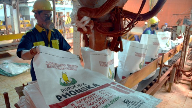Dua pekerja berada di PT Petro Kimia Gresik (PKG), Gresik, Kamis (18/12). PKG siap melayani dan menyalurkan pupuk bersubsidi kepada petani di seluruh daerah, dengan memantau ketersediaan stok di tujuh Distribution Center (Medan, Padang, Lampung, Ciga