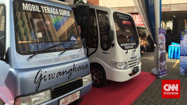 Siswa SMK dari Malang dan Indramayu sukses merancang dua mobil tenaga surya yang sedang diuji menempuh perjalanan Jakarta-Malang.