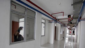 Pekerja menyelesaikan pembangunan rumah susun sederhana sewa (Rusunawa) Tambora, Jakarta, Kamis (18/12). Kepala Dinas Perumahan dan Gedung Pemda DKI Jakarta Yonathan Pasodung mengatakan renovasi Rusunawa Tambora dipastikan rampung Selasa (30/12) mend