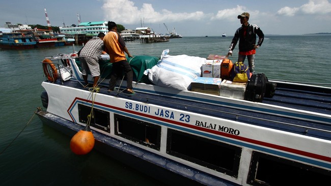 Penumpang Menumpahkan Amarah Akibat Pemaksaan Naik Speed Boat yang Sesak