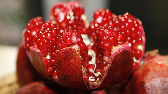 Salah satu superfood adalah pomegranate atau dikenal sebagai buah delima. Apa saja manfaat buah delima yang bisa kamu rasakan?