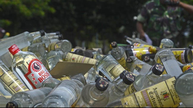 Polisi mengklaim menemukan dan menyita 46 botol miras oplosan di luar dan sekitar Stadion Kanjuruhan, Malang. Milik siapa?