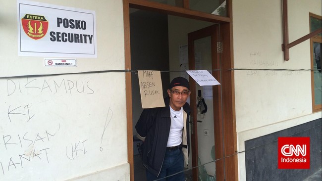 Hanya ada lima satpam di pos keamanan yang dirusak orang tak dikenal. Kamis kemarin, ganja ditemukan di Sekretariat Resimen Mahasiswa Fakultas Teknik UKI.
