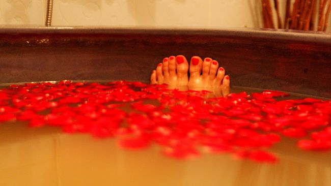 Mandi terlalu lama atau terkena air terlalu lama pasti menyebabkan jari tangan dan kaki Anda berkerut. Itu disebabkan respons dari saraf simpatik pada jari.