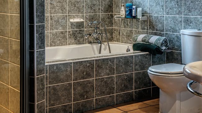 Menjaga kebersihan kamar mandi penting, tapi benarkah kloset terbuka saat mandi bisa bikin jerawatan?