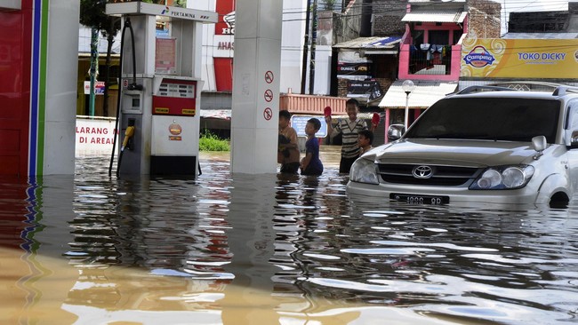 Tak hanya Baleendah, banjir juga terjadi Kecamatan Dayeuhkolot dan Bojongsoang. Air sudah menerjang permukiman warga sejak Jumat malam (28/10).