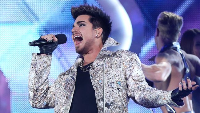 Hampir 14 ribu warga Negeri Singa meminta Adam Lambert tak pentas dalam perayaan tahun baru mereka di Marina Bay, akhir tahun mendatang.