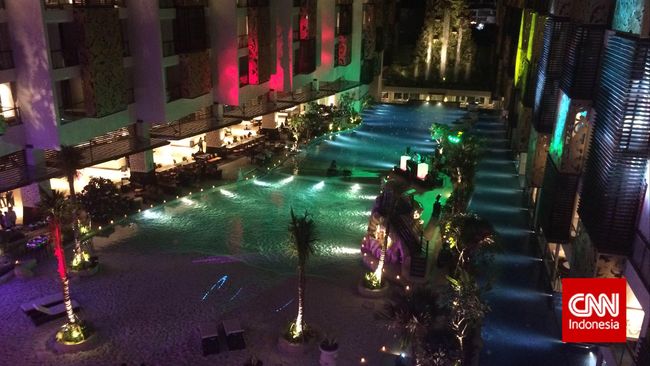Beda denga hotel lainnya, hotel ini memiliki kolam renang yang dibentuk seperti pantai berpasir putih yang indah.
