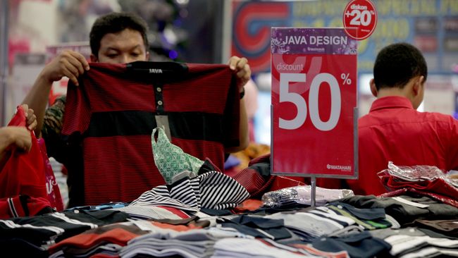 Hati-hati, diskon Lebaran bisa membuat Anda belanja berlebih. Berikut tips agar tidak belanja berlebih karena diskon.