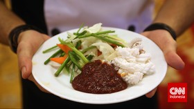 Juru masak menyajikan salah satu menu khas Korea Mucim, dalam acara Festival Persahabatan Korea-Indonesia 2014, Jakarta, Sabtu, 20 Desember 2014. Acara ini menyajikan berbagai kebudayaan antara Korea dan Indonesia dengan menghadirkan tarian dan musik
